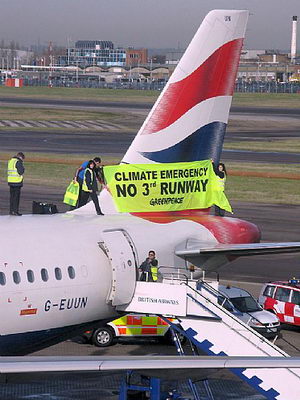 Protesta contra la tercera pista de l'aeroport de London-Heathrow a les pistes del mateix aeroport (25 de Febrer de 2008)